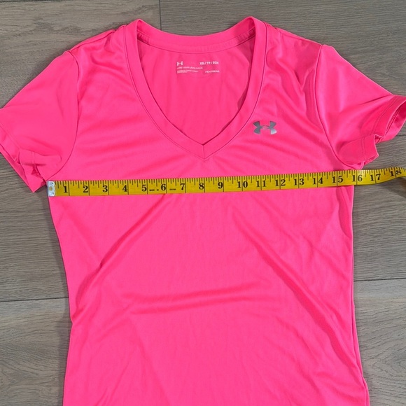 Under Armour Tech Women's Pink V-Neck Heat Gear short sleeve shirt - Picture 4 of 7